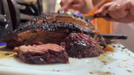 escena en cámara lenta de un corte de carne