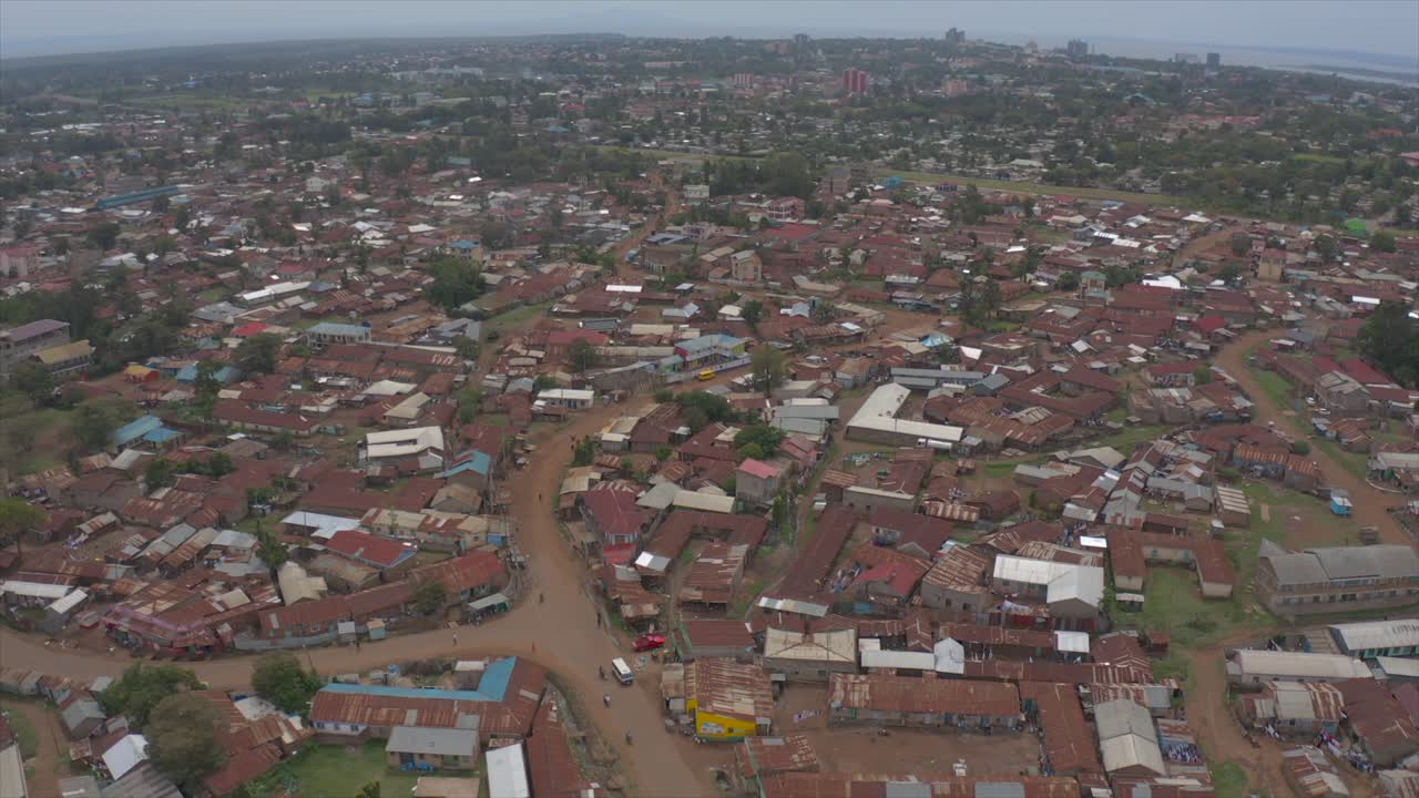una toma de drone de un asentamiento residencial llamado nyalenda en kisumu que muestra muchas casas con techos de estaño oxidados y la red de carreteras