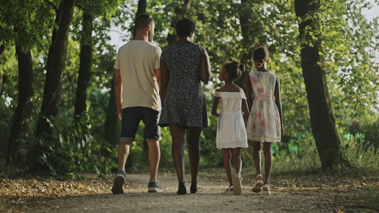 familia disfrutando de un paseo por el parque