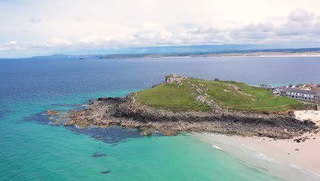 Vista-Aérea-De-Drones-De-La-Isla-St-Ives-En-Cornwall