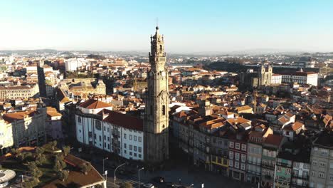 Blick-Auf-Den-Clérigos-Turm-In-Porto,-Portugal---Luftbahnaufnahme