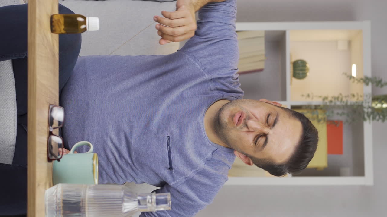 신체적으로 약하다고 느끼는 남자의 수직 비디오입니다.