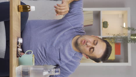 vídeo vertical del hombre que se siente físicamente débil.