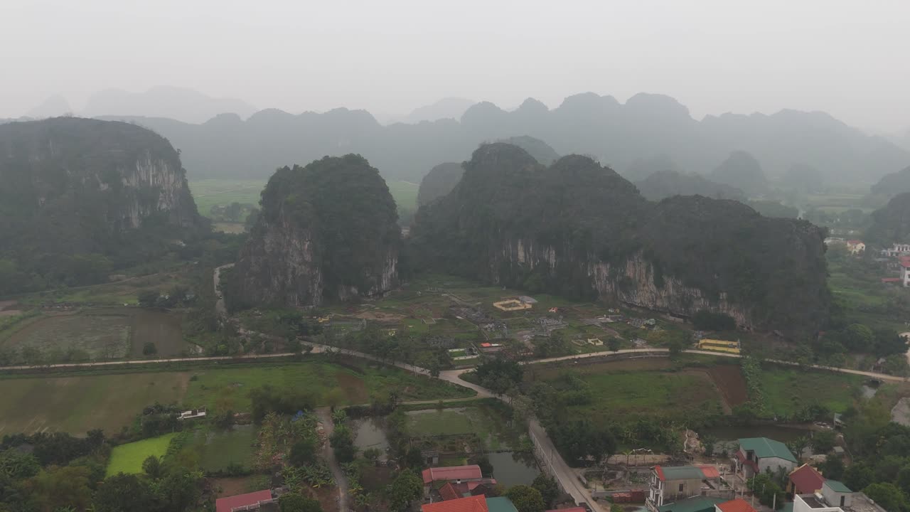 베트남의 도시 닝빈과 언덕과 산의 공중 드론 촬영