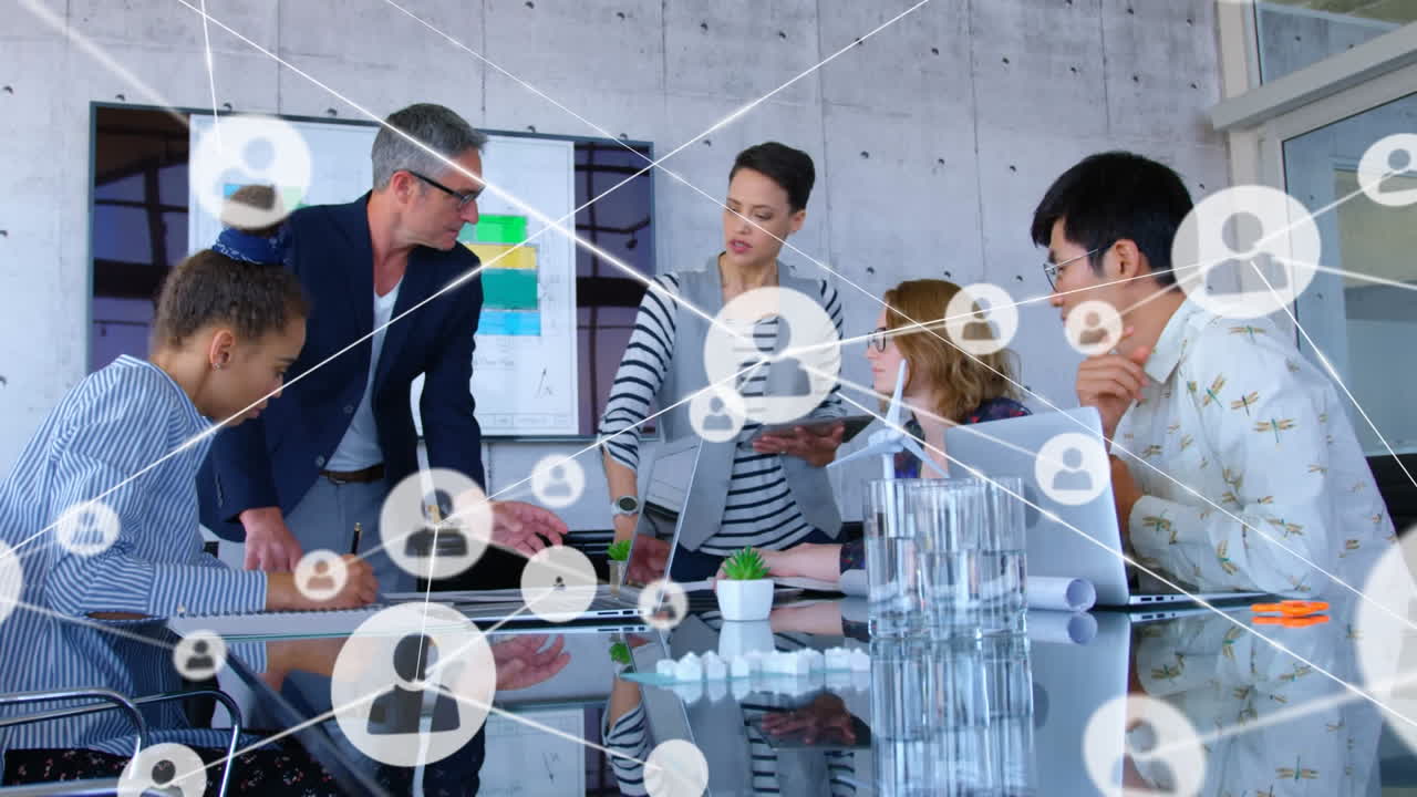 다양한 동료들이 사무실에서 함께 토론하는 프로필 아이콘의 네트워크의 애니메이션