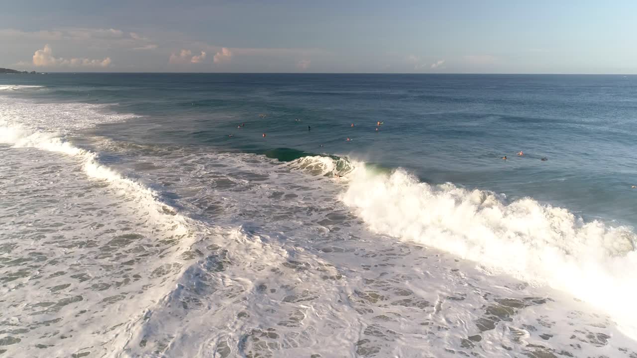 지카텔라 해변, 푸에르토 에스콘디도, 오악사카의 튜브 배럴 파도에 부기 보더의 공중 드론 샷