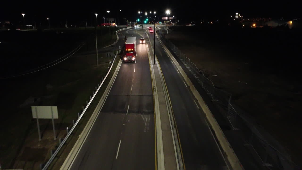 글렌데일 애비뉴, 캐나다 밤에 여왕 엘리자베스 고속도로의 드론 샷