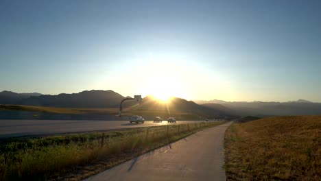 Coche-Conduciendo-Hacia-Boulder,-Colorado-En-La-Autopista-Us36-En-Cámara-Lenta