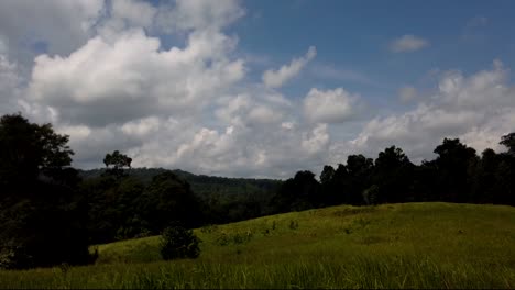 Paisaje-En-El-Parque-Nacional-De-Khao-Yai,-árboles-Y-Montañas-Con-Grandes-Nubes-Esponjosas-Que-Proyectan-Sombras