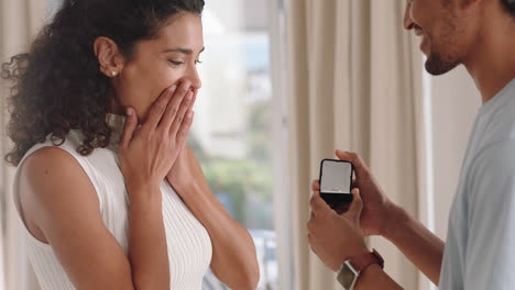 pareja feliz propuesta de matrimonio hombre joven proponiendo a la mujer abrazando pareja disfrutando de compromiso sorpresa romántica