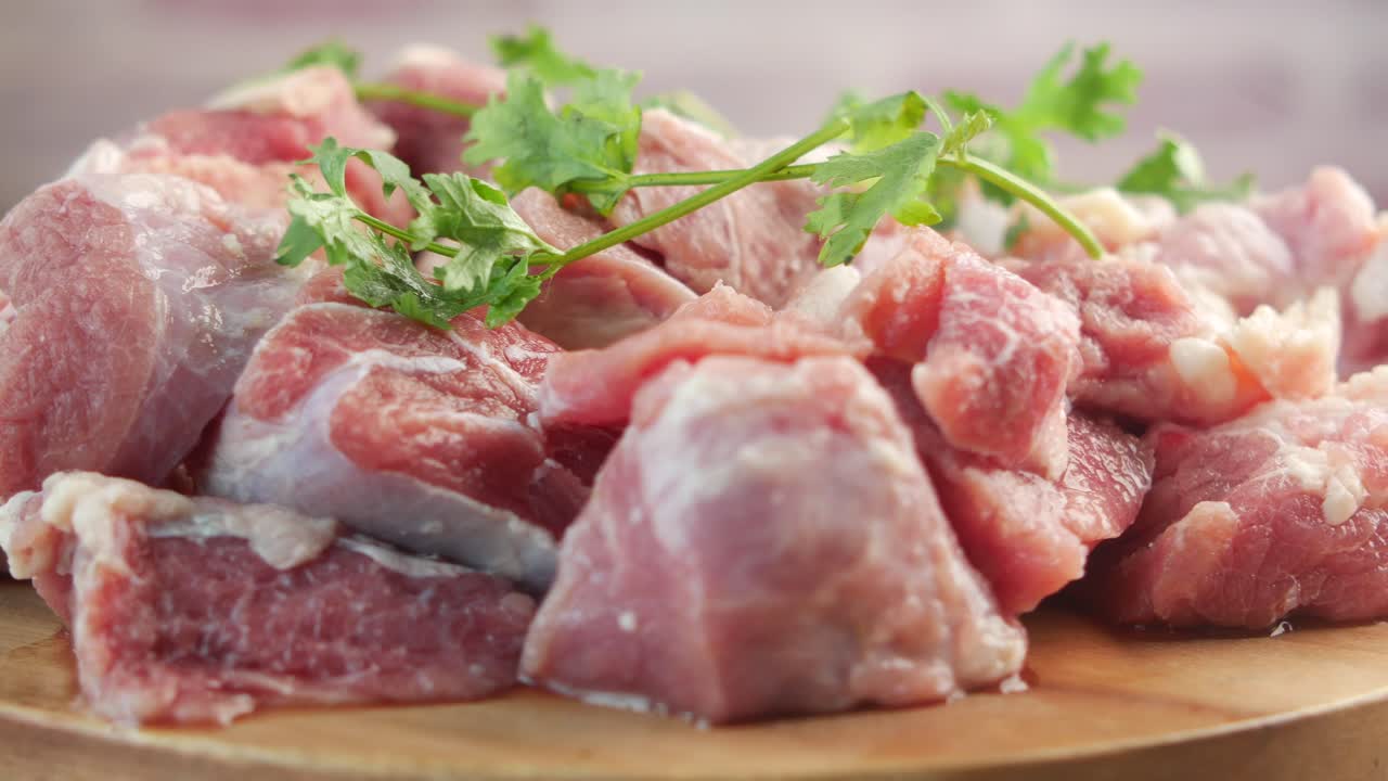 나무판 위에 있는 생고기