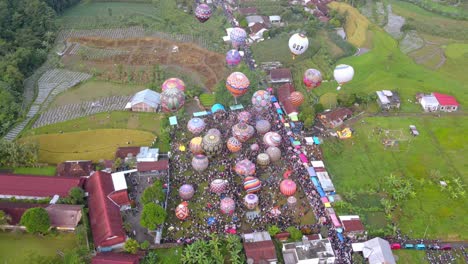 Aerial-view-of-colorful-balloon-on-the-balloon-festival-event-in-Wonosobo,-Central-Java,-Indonesia