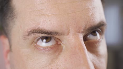 los ojos de un ciego en primer plano.