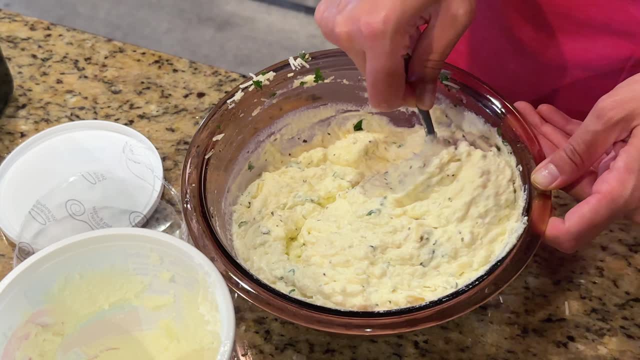 mezclando ingredientes en queso ricotta para un plato italiano casero
