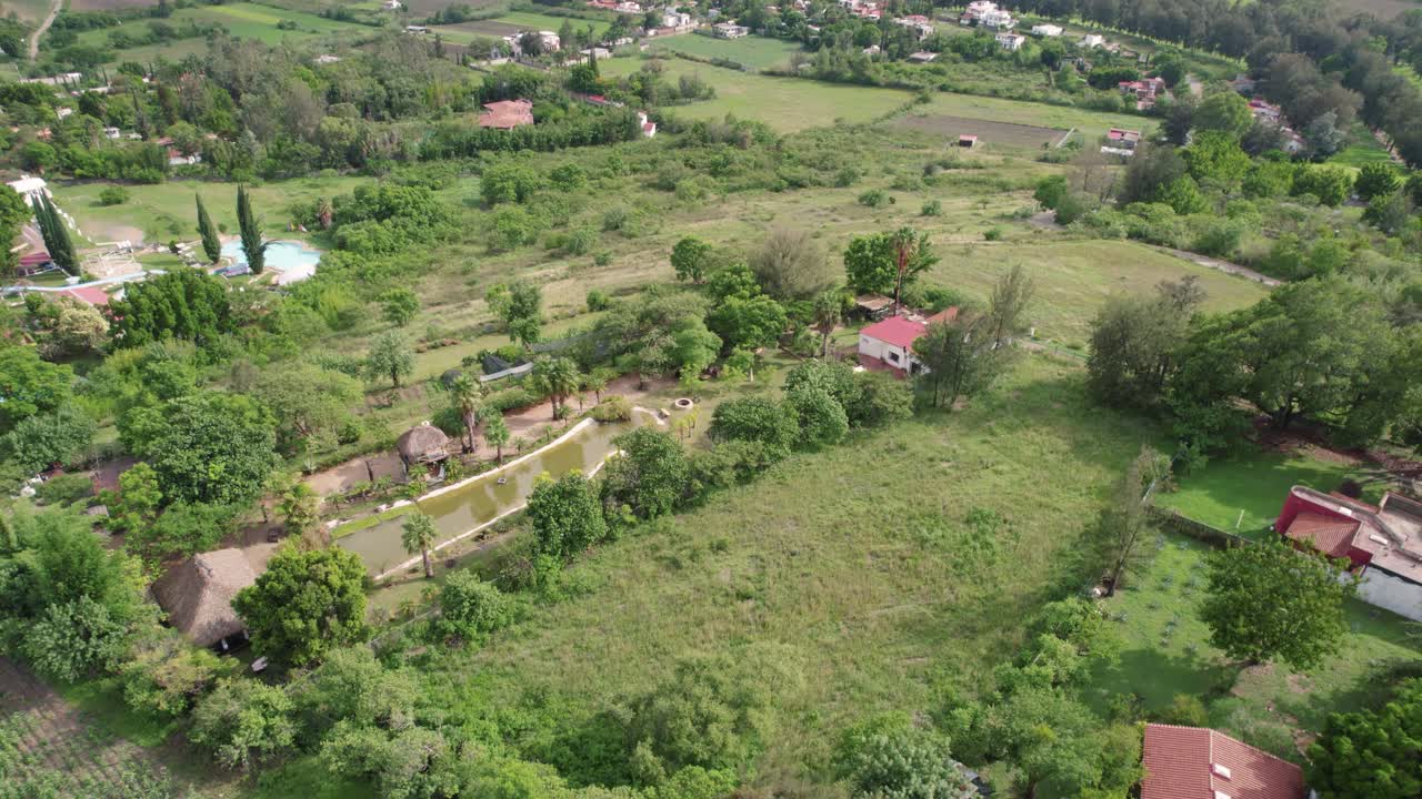 lago en la colina en el pueblo de villa de etla de hermosas casas