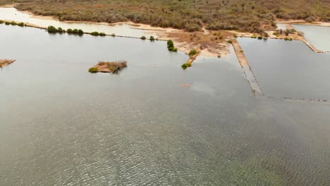 un lago salado ubicado en la isla caribeña holandesa de curacao