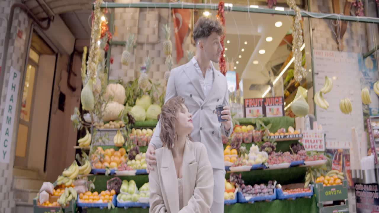 пара на фруктовом киоске на городской улице