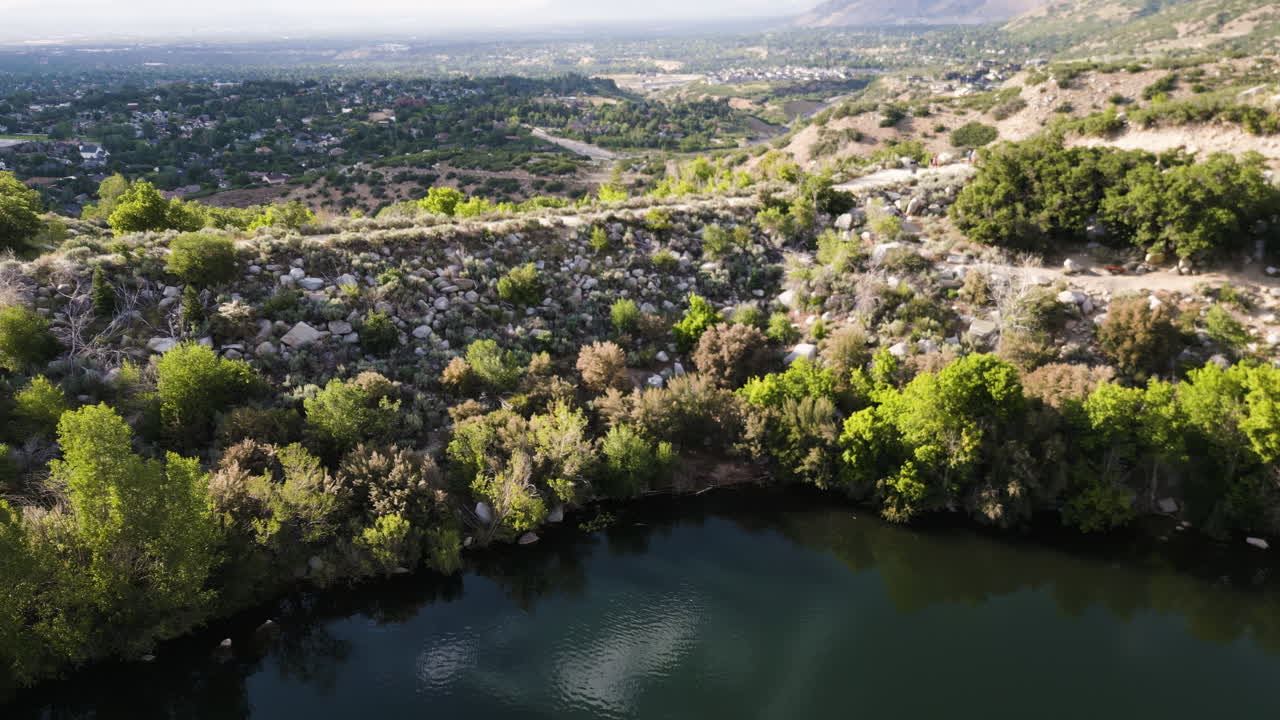 reflejo del espejo en el lago de montaña en el sendero de bell canyon, sandy, utah, ee.uu.