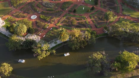 Kreisförmiger-Drohnenflug-über-Die-Seen-Von-Palermo-In-Buenos-Aires,-Argentinien-Mit-Den-Tretbooten-Auf-Dem-Wasser