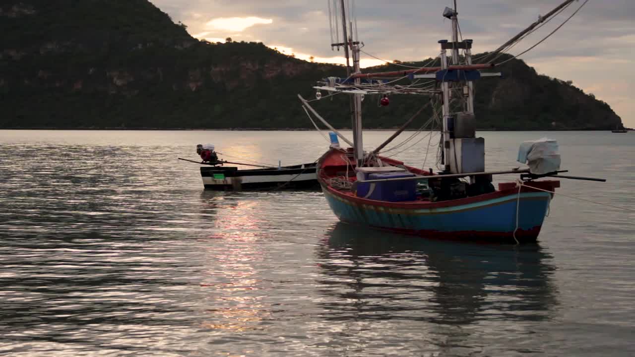 barcos de pesca tailandeses en la bahía durante el amanecer.