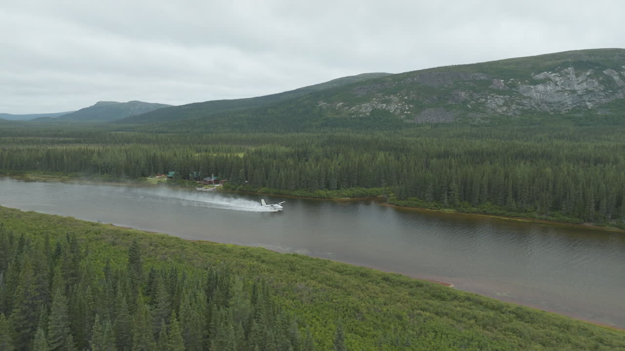 hermosa vista de un hidroavión despegando de un río en terranova y labrador, canadá