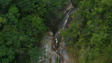 Hermosa-Cascada-En-Medio-Del-Bosque