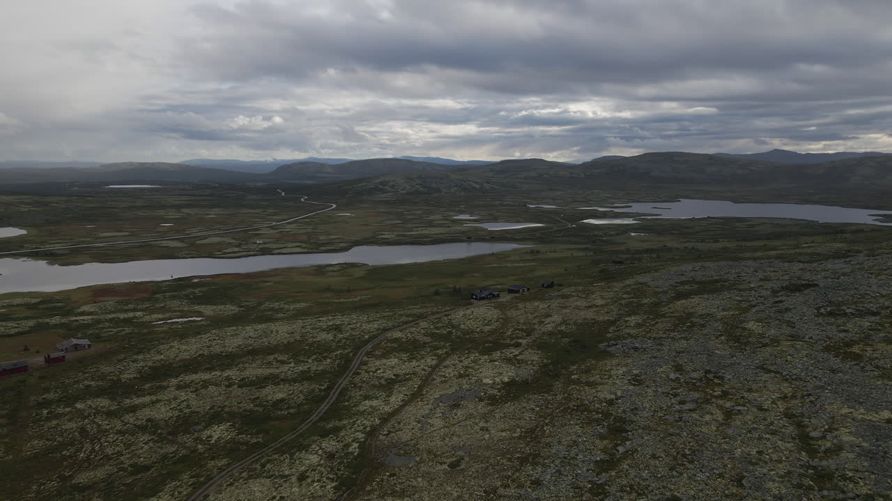 vista tranquila del paso de montaña cerca de nalfarbakkane con montañas nevadas en el oeste de noruega