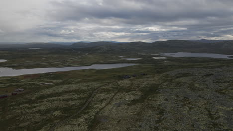 vista tranquila del paso de montaña cerca de nalfarbakkane con montañas nevadas en el oeste de noruega