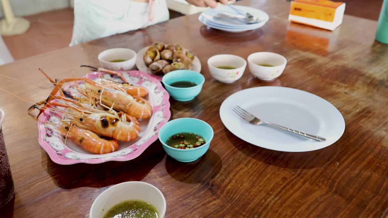 해산물과 소스로 테이블을 꾸미고