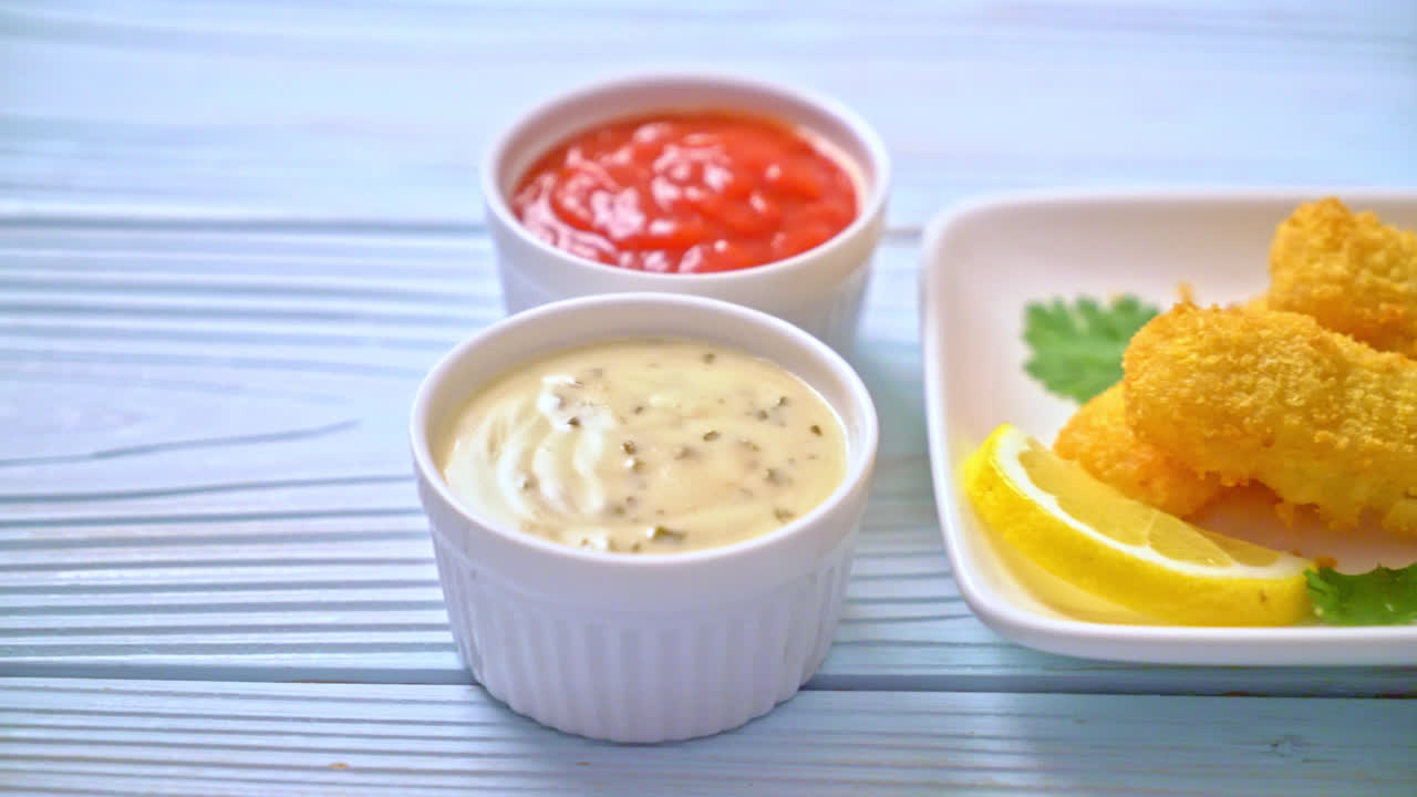 palito de pescado frito o papas fritas pescado con salsa