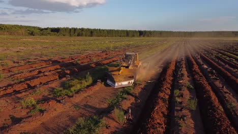 toma aérea de un avión no tripulado de una máquina de preparación de suelo que prepara tierras de agricultura en posadas de misiones argentina