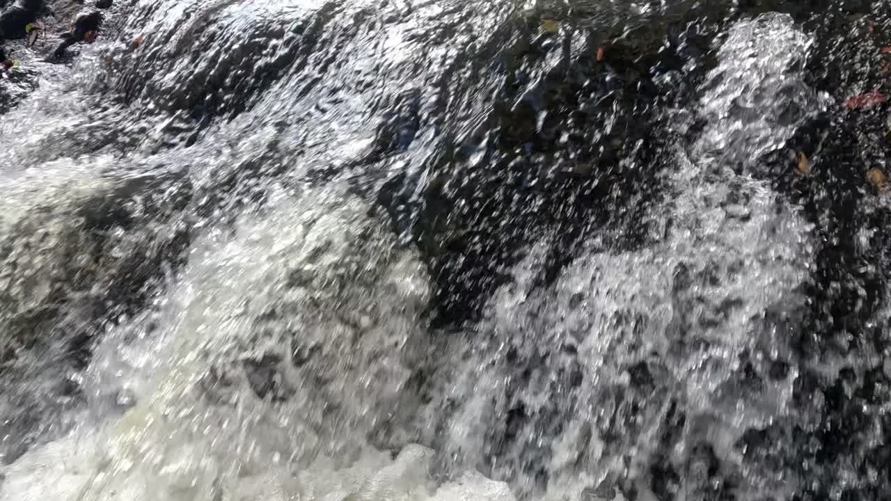 близкий вид воды, текущей по скалам