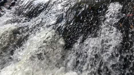 vista de cerca del agua que fluye sobre las rocas