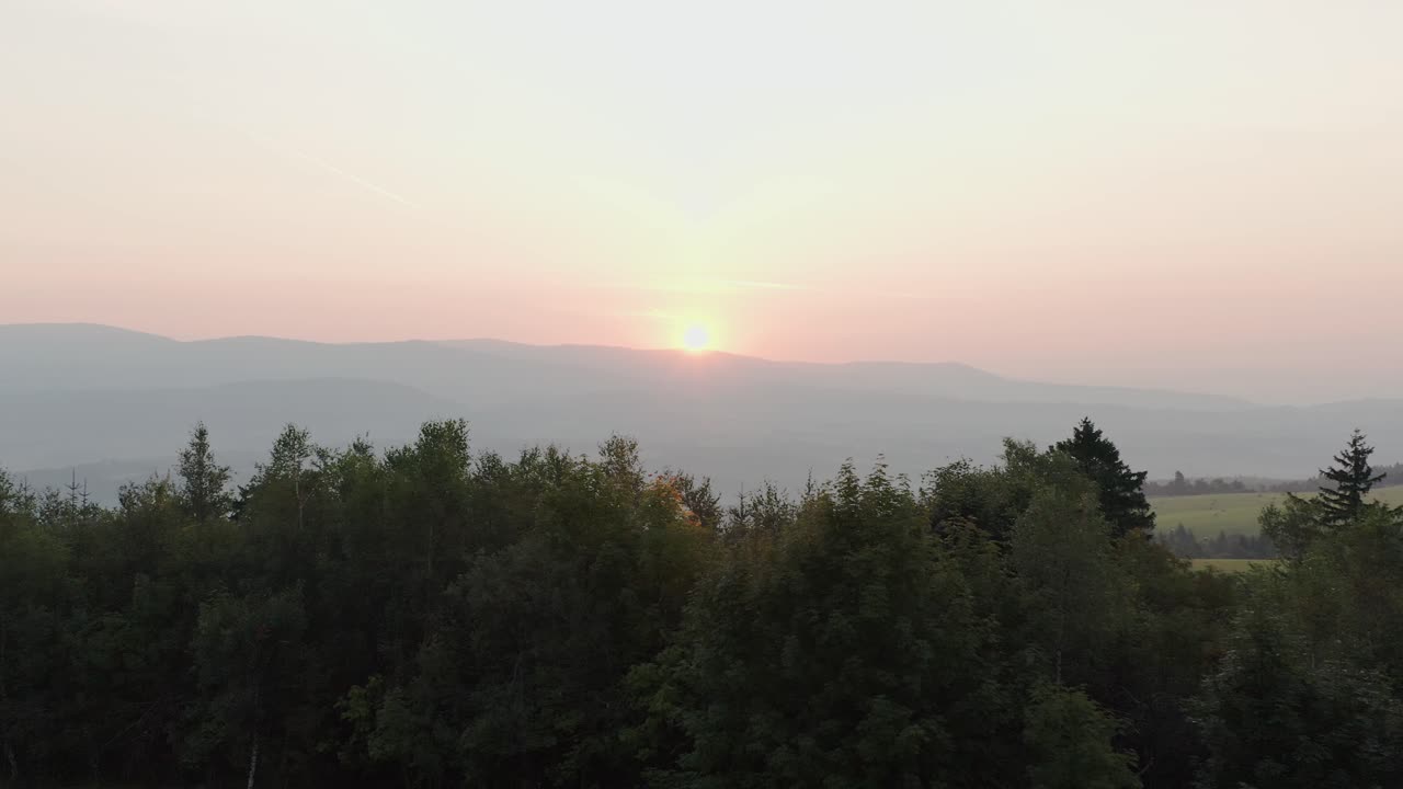 снимок с дрона восхода солнца над холмами, лесами и горами в чешской сельской местности