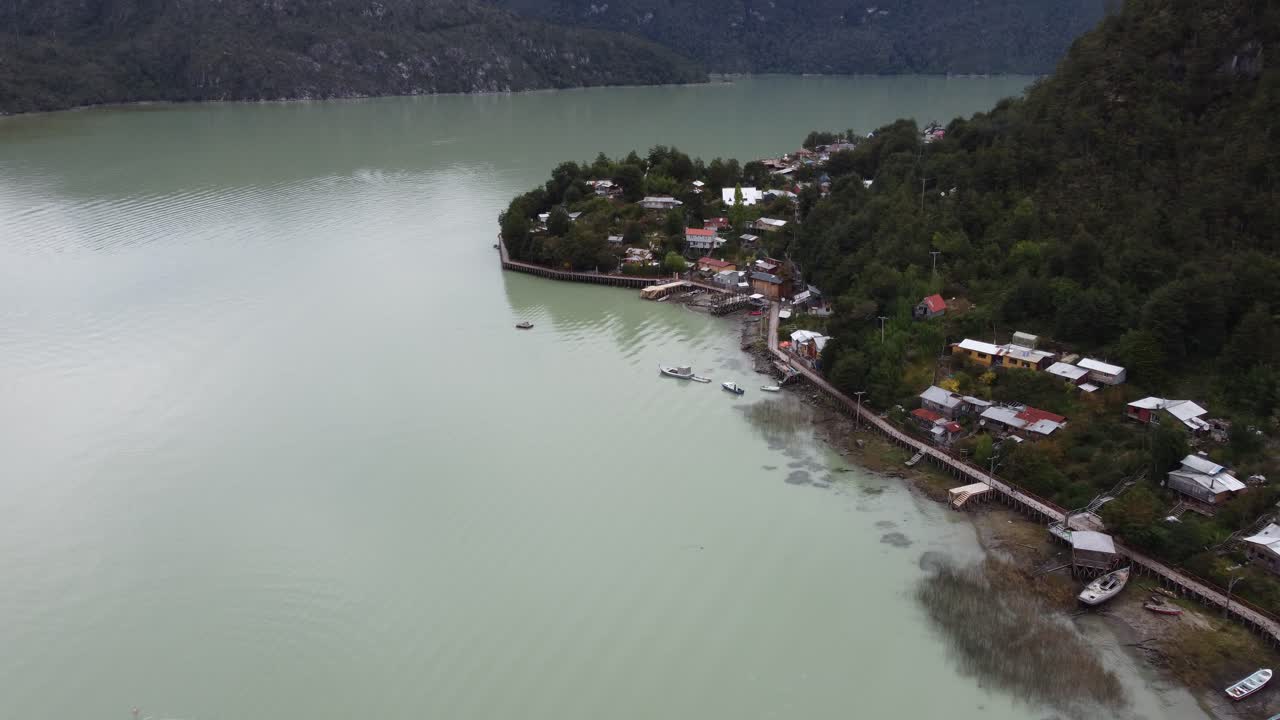 남쪽 칠레에 있는 나무 캣워크로 가득한 놀라운 마을인 칼레타 토르텔의 공중 전망