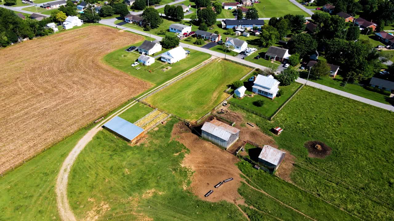 una foto de un dron de un paisaje pintoresco con viñedos en el fondo