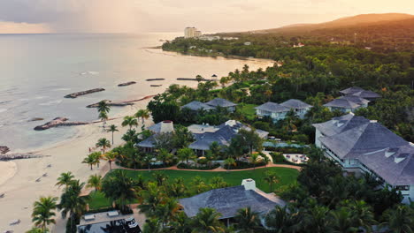 Filmische-Drohnenaufnahme-Des-Tropischen-Strandes-In-Montego-Bay---Jamaika