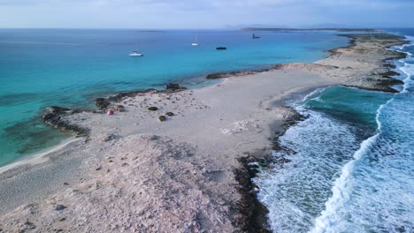 diferentes mares se encuentran con la tierra