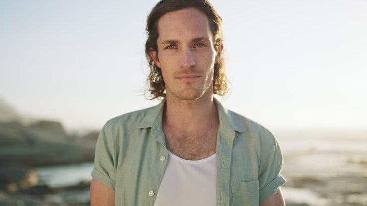 Spiaggia oceanica, pace e uomo che si rilassa a Sydney
