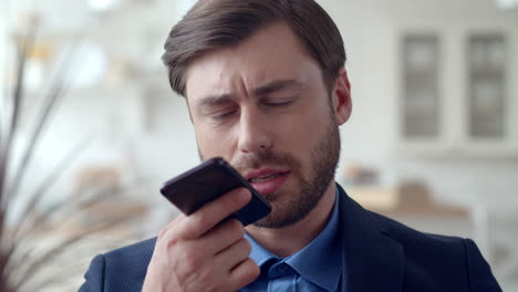 Hombre-De-Negocios-Enfocado-Haciendo-Una-Llamada-Telefónica.-Hombre-Decepcionado-Llamando-Al-Teléfono-Móvil.