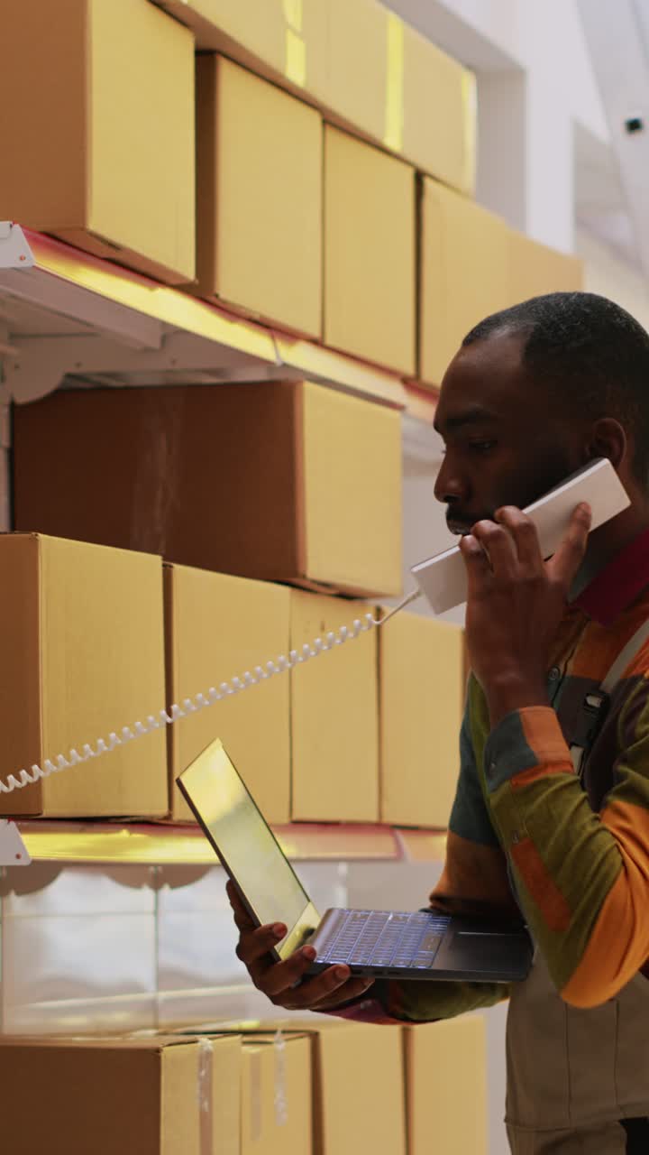 Vidéo verticale : homme afro-américain inspectant des produits