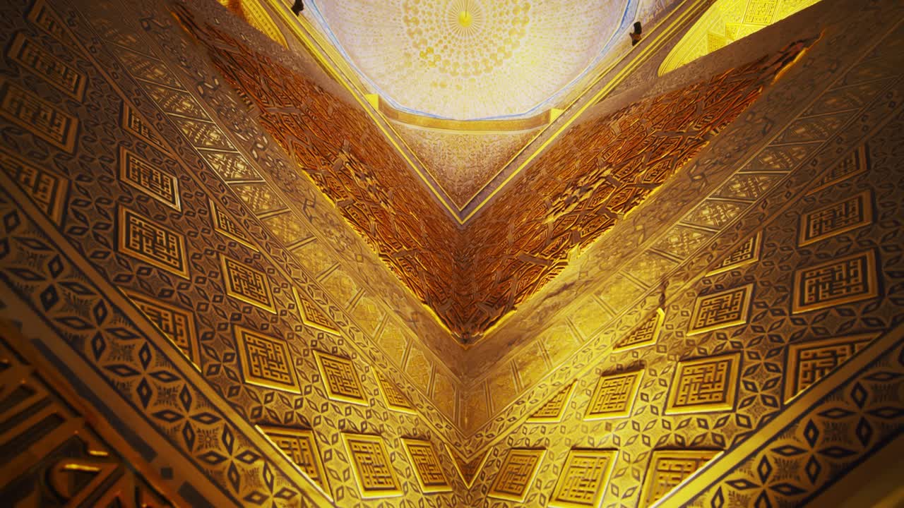 All'interno di Samarcanda, Mausoleo di Amir Temur, Uzbekistan, costruito nel 1404, video 6 di 46