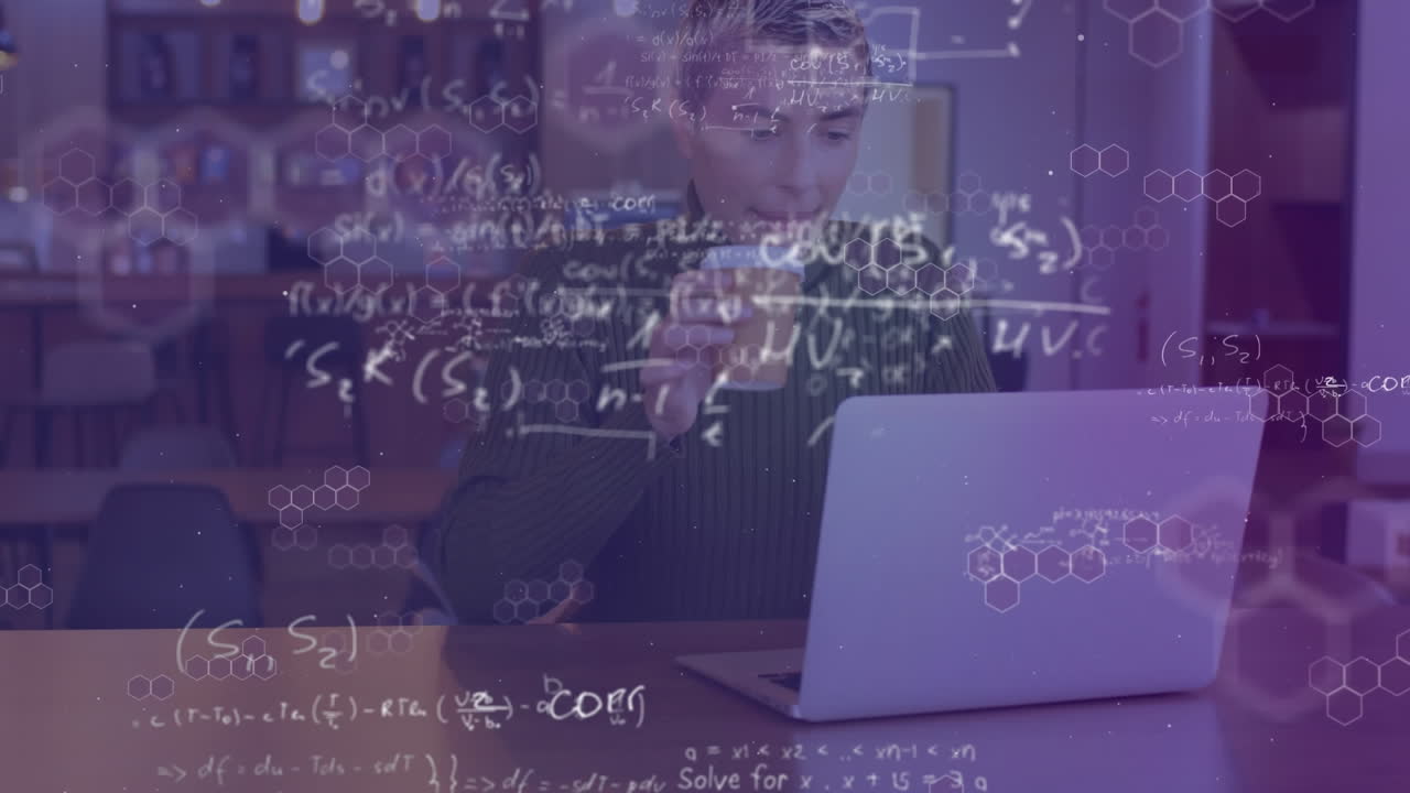 animación de una fórmula matemática sobre una mujer caucásica trabajando y bebiendo