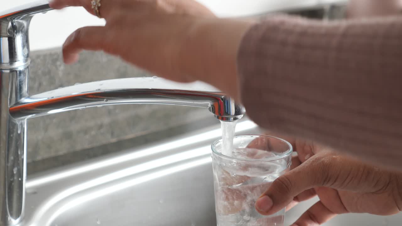 llenar un vaso con agua