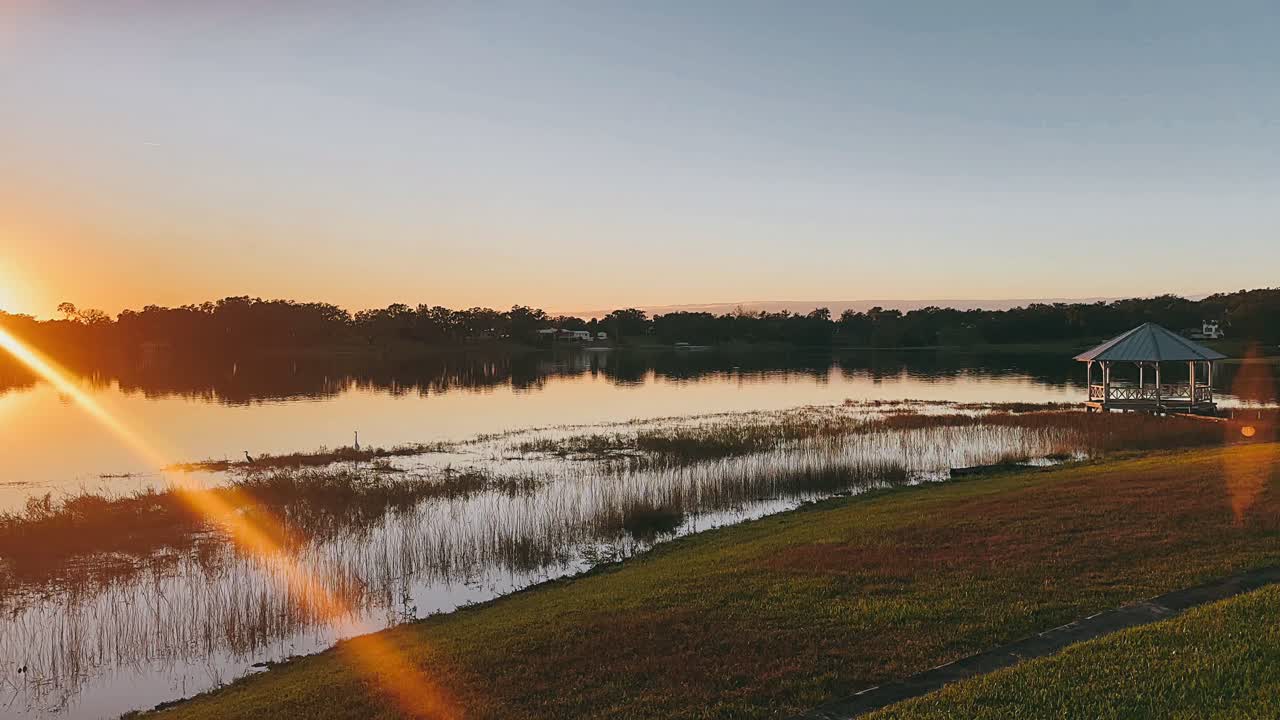 puesta de sol sobre el lago con pabellón
