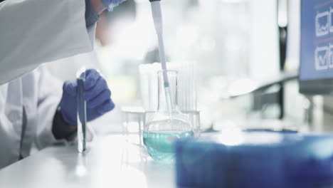 científico que trabaja en un laboratorio