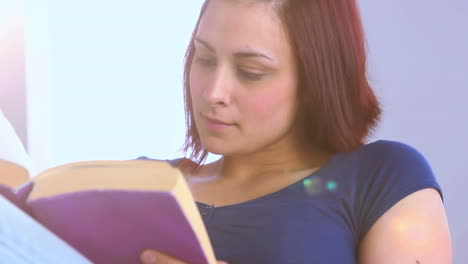 una joven bonita leyendo un libro.