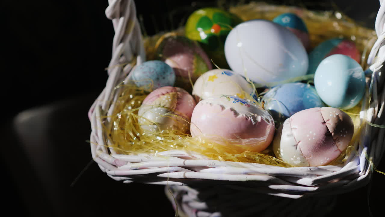 корзина с декоративными пасхальными яйцами 10