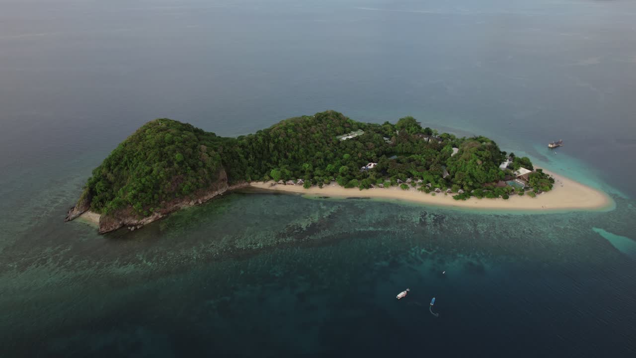 필리핀의 바다 한가운데에 위치한 작은 고립된 녹색 섬의 드론 영상