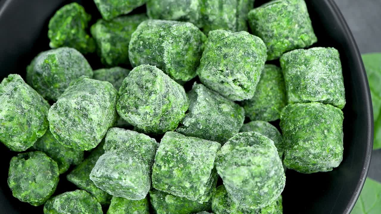 회전하는 판에 냉동 된 스파나치 큐브 (무 이 가능한)